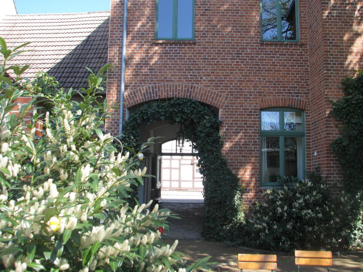 Gasthaus Und Pension "Zum Hauenden Schwein" Wörlitz エクステリア 写真