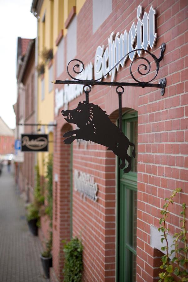 Gasthaus Und Pension "Zum Hauenden Schwein" Wörlitz エクステリア 写真